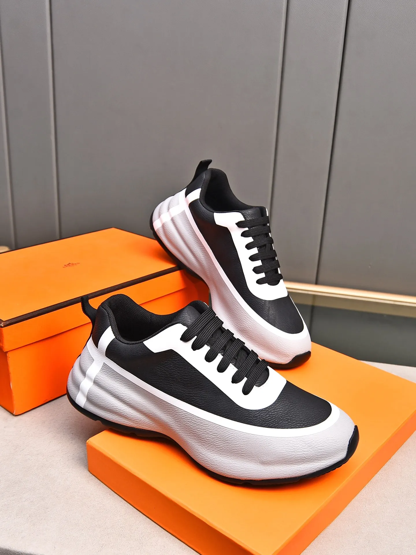 Men's shoes 💰560 [Hermes] New sports shoes Hermès are the most comfortable shoes, no one else⃣️, very light on the feet and very good-looking, you will not feel tired when you go shopping and running around 👍 Very light and comfortable, extremely light, suitable for both sports and leisure, and feel great when stepping on them! It’s up to you to choose, there’s always what you want~ ✔️Material: imported first-layer cowhide ✔️Inner lining: breathable mesh ✔️Outsole: genuine leather bottom ✔️Size: Men’s 38-44 (45 custom-made)